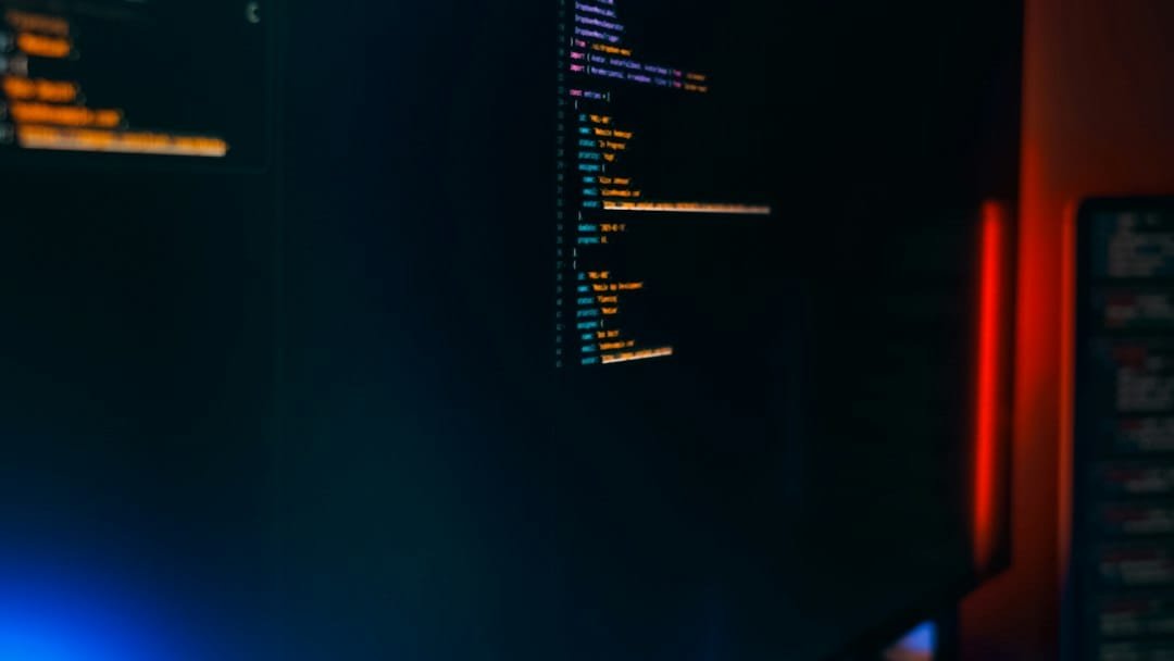 Σκοτεινό developer workspace με κώδικα και μπλε φωτισμό για WordPress ασφάλεια